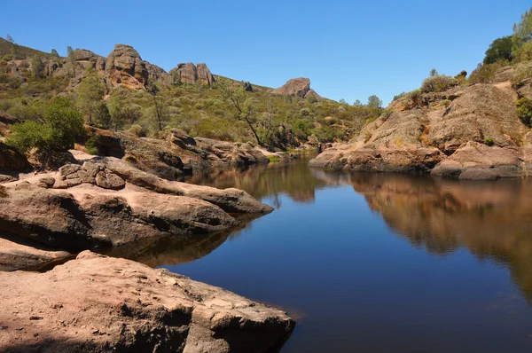 Εθνικό πάρκο pinnacles αρκούδα gulch δεξαμενή — Φωτογραφία Αρχείου