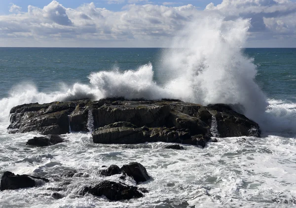 Velké vlny na pobřeží severní Kalifornii poblíž half moon bay — Stock fotografie