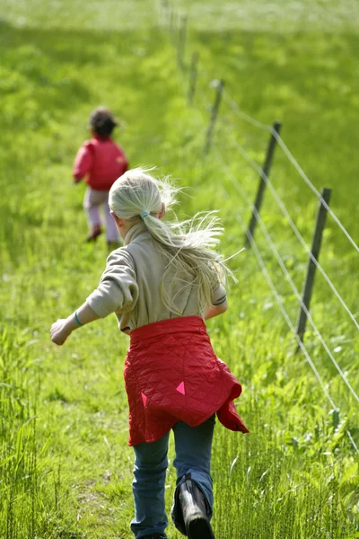 Twee meisjes spelen — Stockfoto