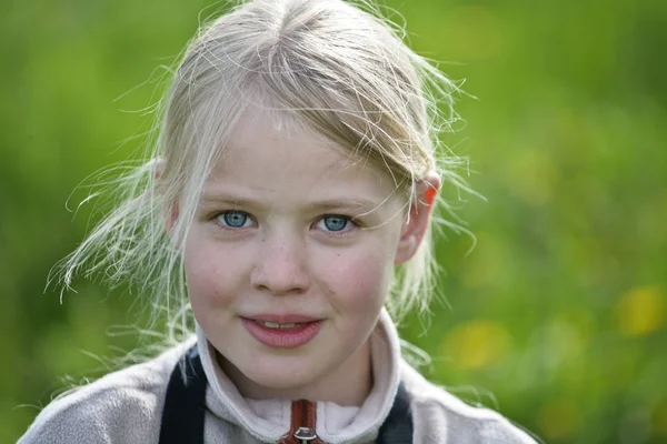 Söt flicka med blå ögon — Stockfoto