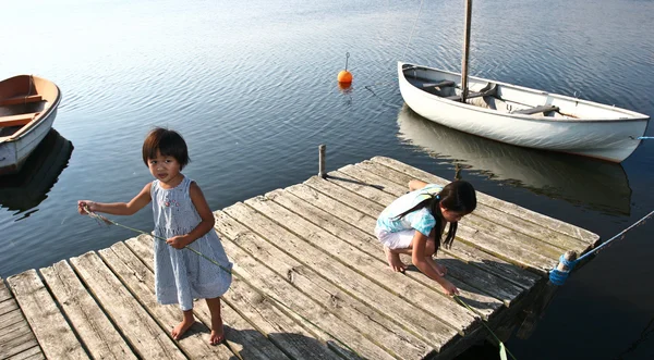 Girls playing on a bridge — Stock Photo, Image