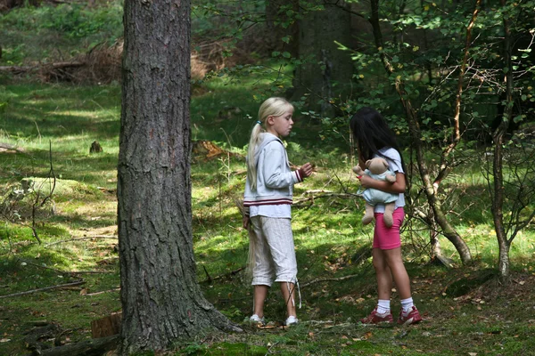 Mädchen spielen im Wald — Stockfoto