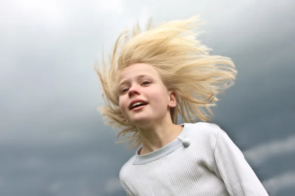소녀 하늘 배경에 재미 — 스톡 사진
