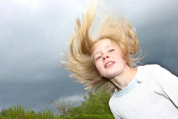 Menina se divertindo no fundo do céu — Fotografia de Stock