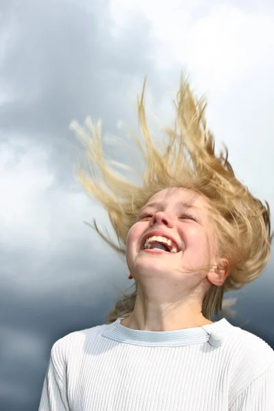Eğlenceli gökyüzü arka plan üzerinde olan kız — Stok fotoğraf