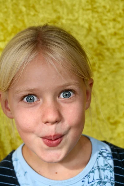 Girl singing — Stock Photo, Image