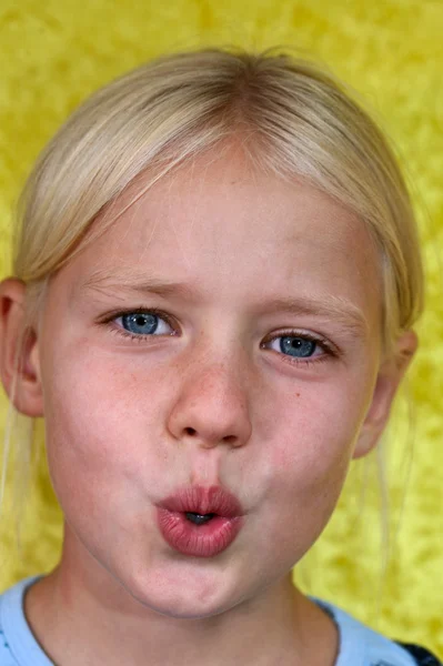 şarkı söyleyen kız