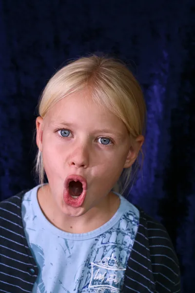 şarkı söyleyen kız