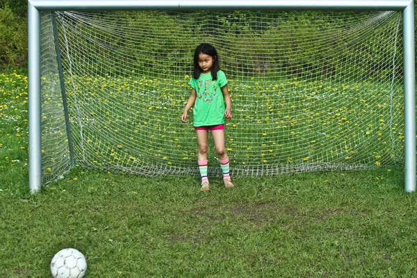 Mädchen spielt Fußball — Stockfoto