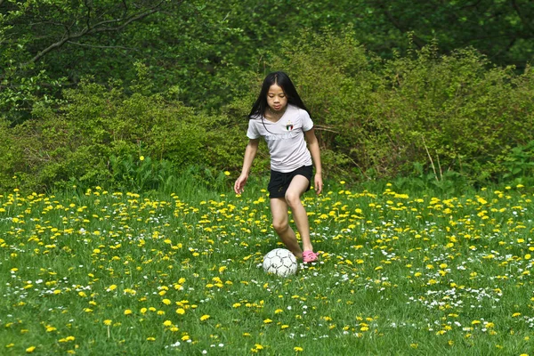 Mädchen spielt Fußball — Stockfoto