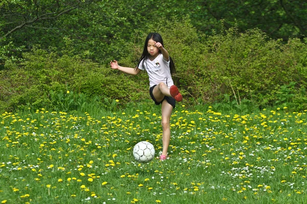 Mädchen spielt Fußball — Stockfoto