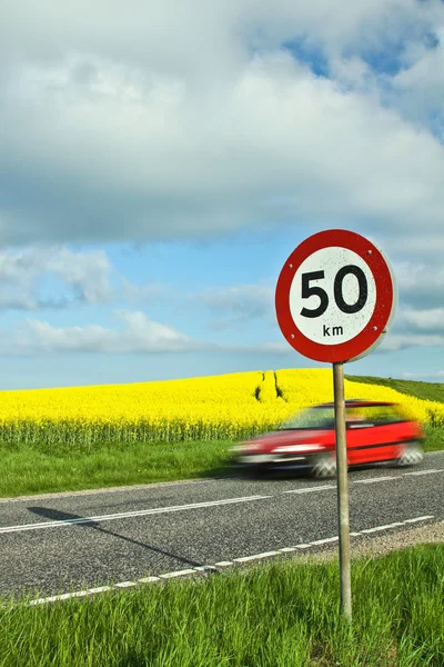 Verkehrsschild in der Nähe des gelben Rapsfeld — Stockfoto