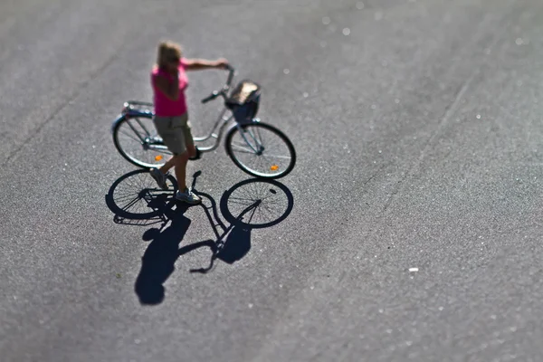 Bekijk op het meisje met een fiets — Stockfoto