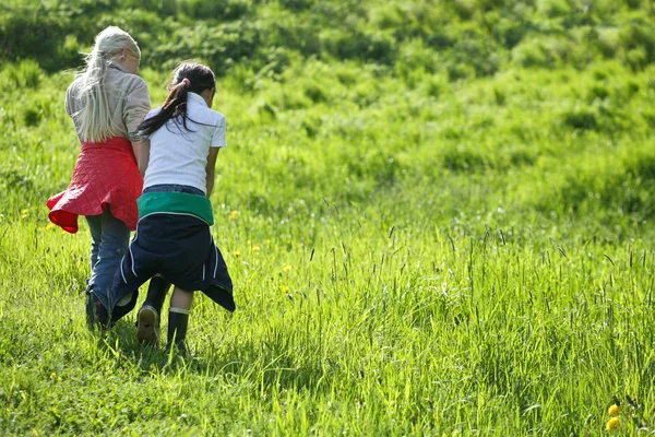 Meninas indo para o campo — Fotografia de Stock