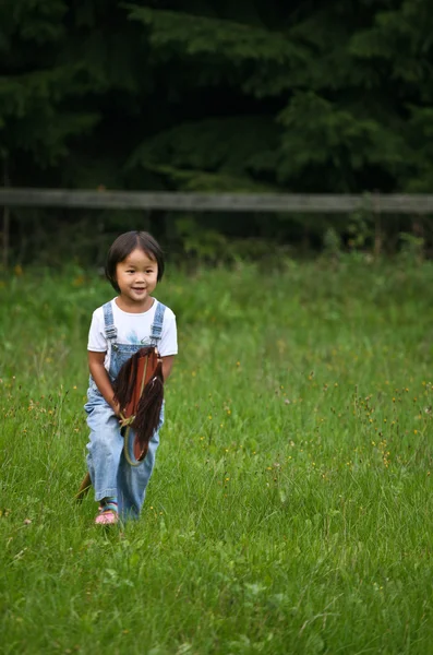 Kinder spielen Pferd — Stockfoto