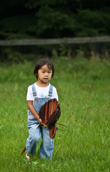 Kinder spielen Pferd — Stockfoto