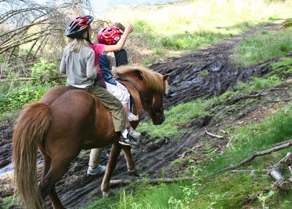 Mädchen auf dem Pferd reiten — Stockfoto