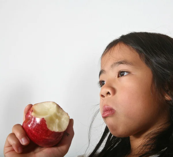 Menina comendo maçã — Fotografia de Stock