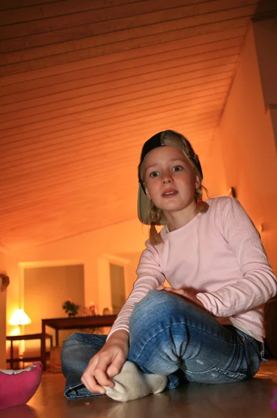 Flickan sitter hemma — Stockfoto