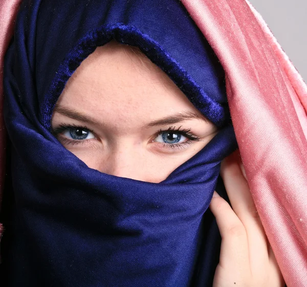 Skandinavisches Mädchen im arabischen Stil — Stockfoto