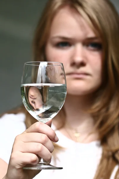 Κορίτσι με ένα ποτήρι νερό — Φωτογραφία Αρχείου