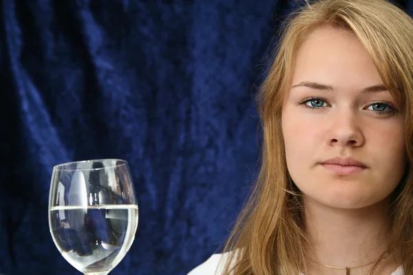 Menina com um copo de água — Fotografia de Stock