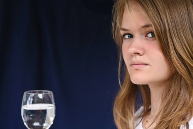 Bir bardak suyu olan bir kız.