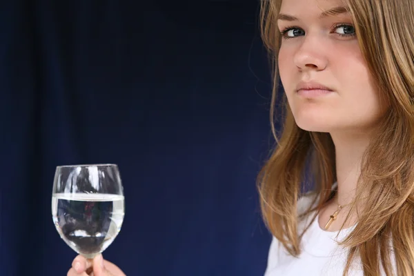 Dziewczyna ze szklanką wody — Zdjęcie stockowe