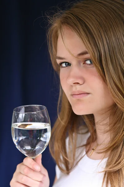 Ragazza con un bicchiere d'acqua — Foto Stock