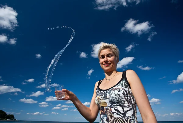 Menina água potável — Fotografia de Stock