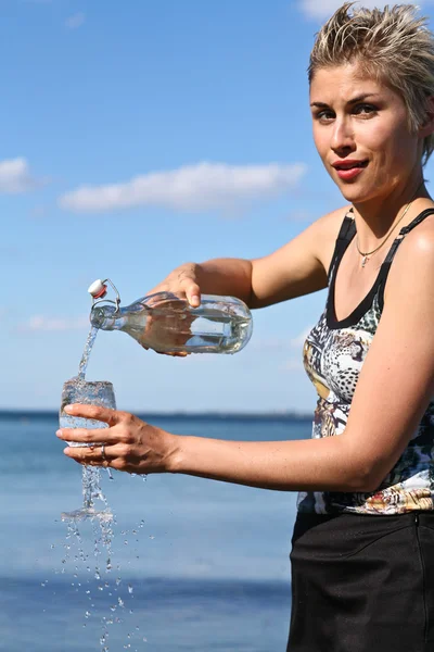 Carino ragazza bionda che gioca con l'acqua — Foto Stock