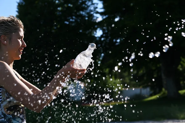 Linda chica rubia jugando con el agua —  Fotos de Stock