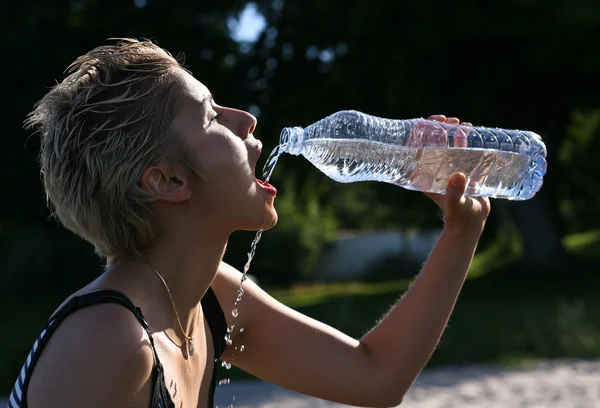 Kız su içiyor. — Stok fotoğraf