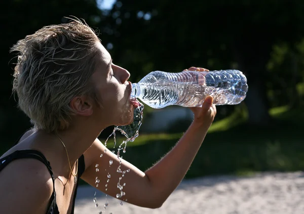 Ragazza acqua potabile — Foto Stock