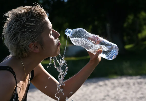 Ładny blond dziewczynka gra z wody — Zdjęcie stockowe