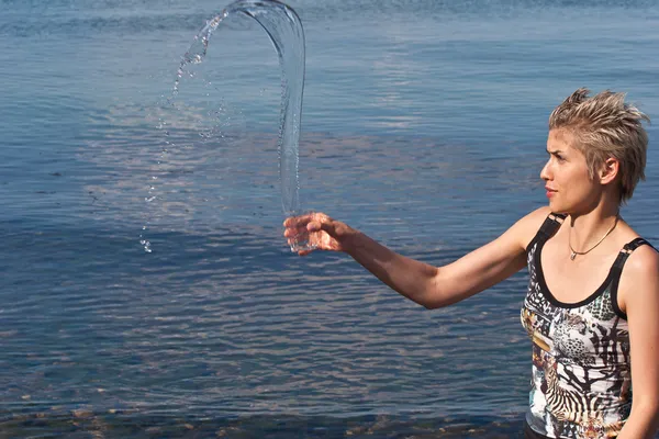 Carino ragazza bionda che gioca con l'acqua — Foto Stock