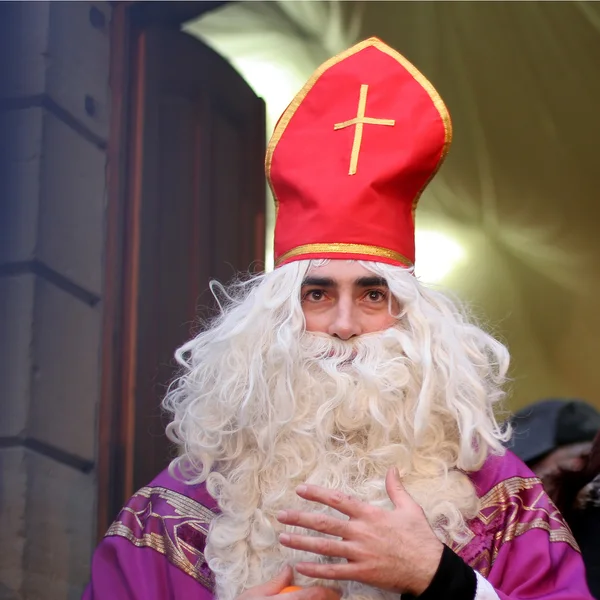 Jonge man in kostuum van de priester — Stockfoto