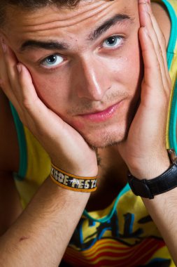 Genç adam yüz putting eller üzerinde