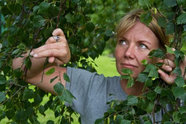 yeşil yaprakları olgun kadın
