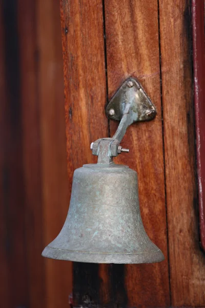 Klok op een oude visserij boatin hout in Denemarken — Stockfoto