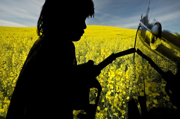 Biocombustível - criança reabastecendo um carro — Fotografia de Stock