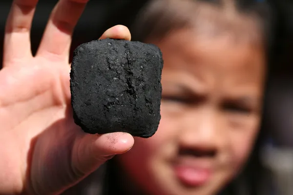 Carbón y niña — Foto de Stock