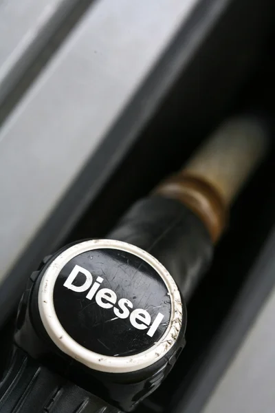 Buse diesel à essence dans une station au Danemark — Photo