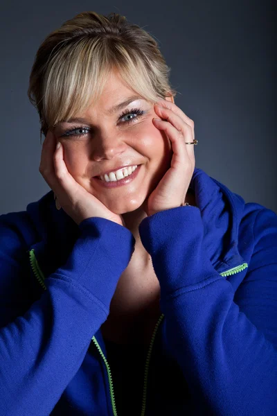 Retrato de estúdio de uma linda menina loira feliz — Fotografia de Stock