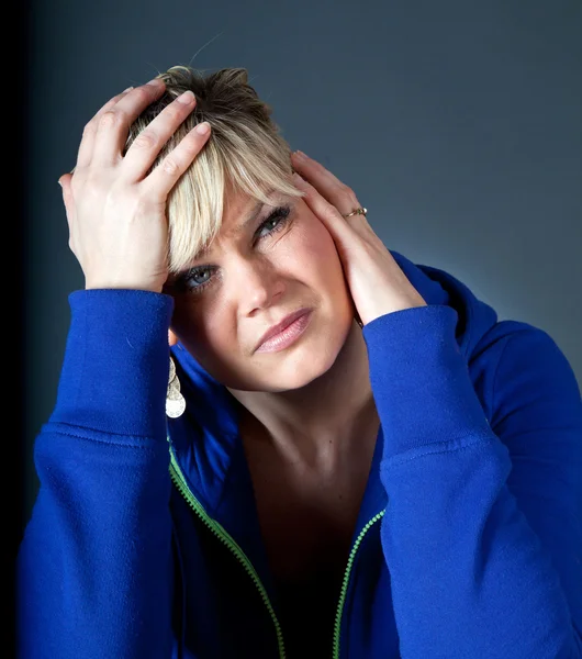 Nettes blondes Mädchen mit Kopf in den Händen — Stockfoto