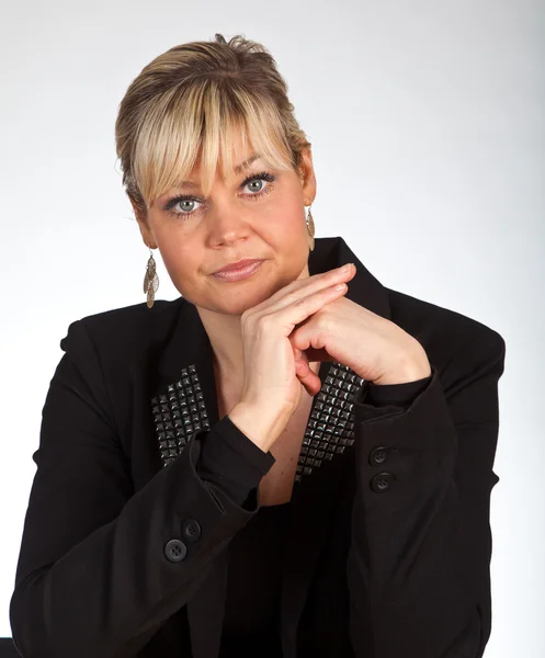 Studio portret van een schattig blond meisje op zoek voor haar — Stockfoto