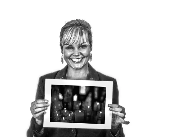 Studio portret van een schattig blond meisje houdt een stuk papier — Stockfoto