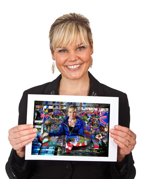 Studio porträtt av en söt blond tjej hålla en bit papper — Stockfoto