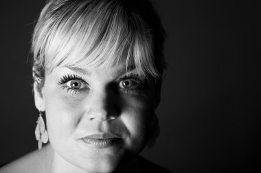 Stüdyo portre sevimli sarışın kız