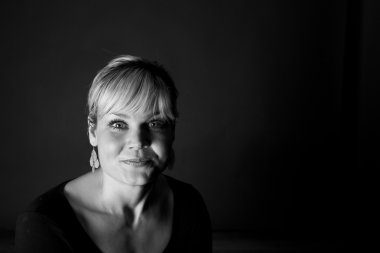 Stüdyo portre sevimli sarışın kız